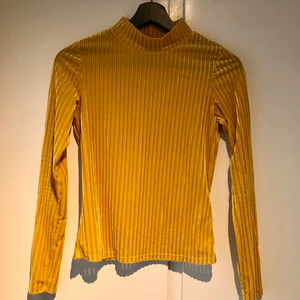 Gul top från Monki - En gul ribbad top från Monki i storlek XS
