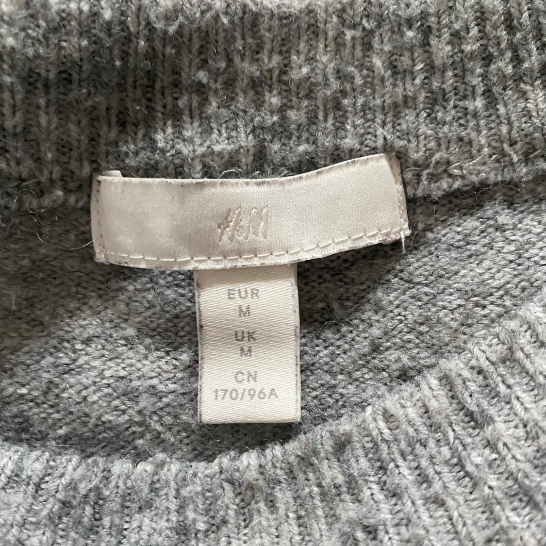 Grå tröja från H&M  - 91