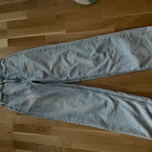 Hm  - Ett par jeans har använt 1 gång, storlek 34 men är långa.