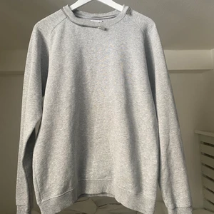 Saint Laurent  - Säljer min killes fina tröja från Saint Laurent köpt på Mr Porter. Litet hål som syns på andra bilden men annars fint skick.😊 Nypris: 6 700:-