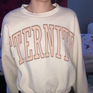 Kofta - Säljer denna tröjan/hoodien för 100kr köptes för 189kr! Storlek 146/152-10-12år! Den är som XXS! Bra skick 