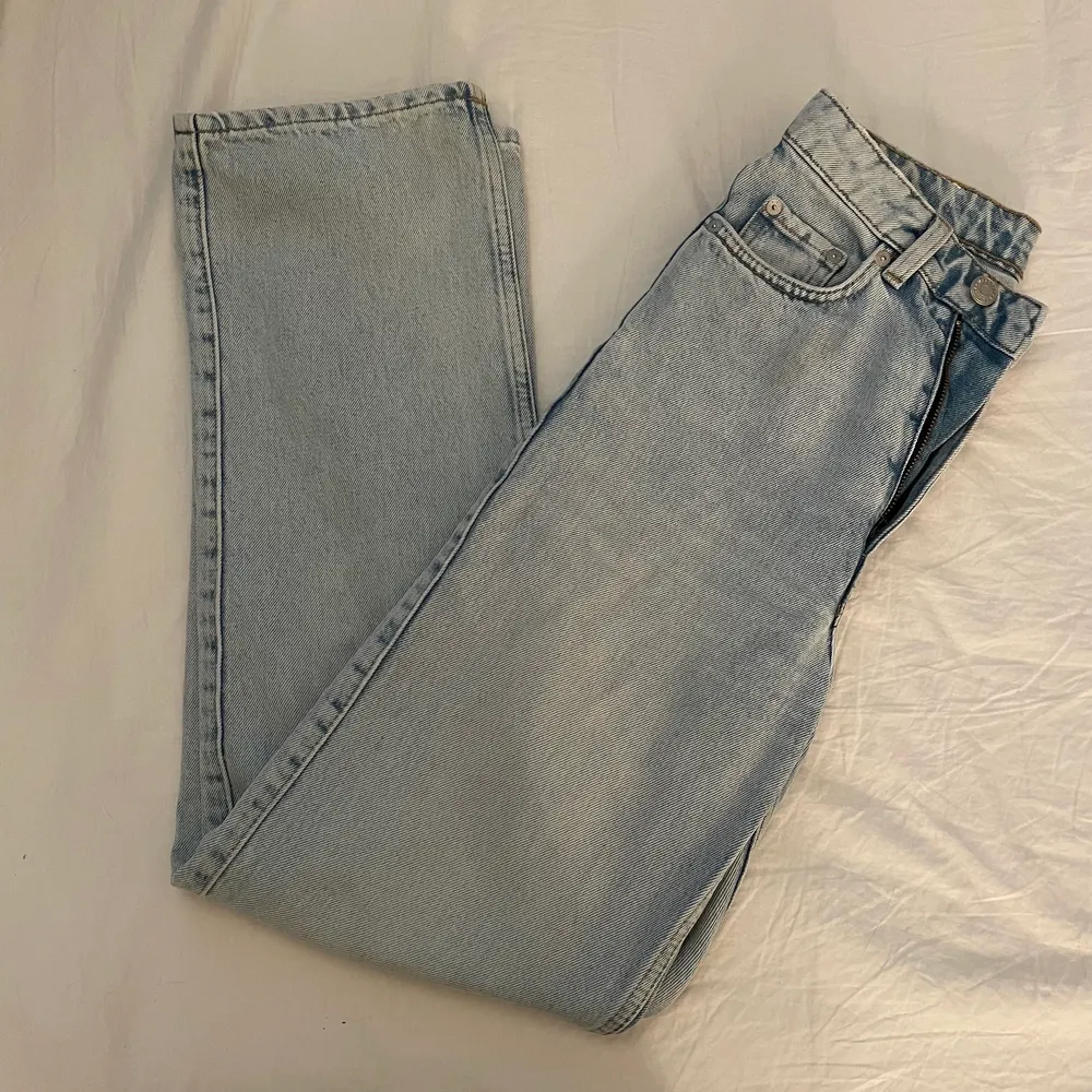Superfin ljus blå färg på högmidjade jeans i modellen Rowe från Weekday, strl 24/30, passar mig som är 160 och brukar ha S!. Jeans & Byxor.