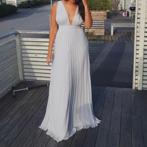 Blå plisserad klänning - Superfin klänning från Nelly. Den perfekta klänningen för bal eller bröllop 😍 endast använd en gång! Strl 36. Köpare står för frakt 💙💙