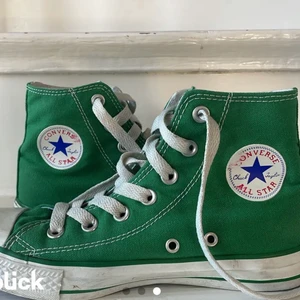 Gröna converse - Säljer mina gröna converse då de aldrig kommer till användning. (Lånade bilder), mina egna är so nya. För mer bilder och funderingar kontakta mig privat❤️ OBS: BUDET LIGGER PÅ 500kr NU📍