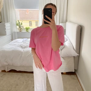 Rosa t-shirt - Oversized rosa t-shirt från Carin Wester i storlek L