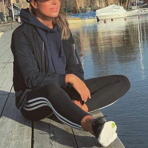 Bomberjacka Small - Marinblå bomberjacka i storlek small, funkar för en xs-m. Dragkedja fram och på ena ärmen. Använd men bra skick ändå.