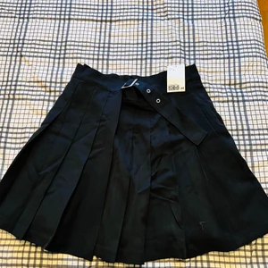 Kläder från H&M och River island - Svart mini kjol med bälte, helt oanvänd med etikett kvar. Lång zebra tryck klänning från River Island, helt oanvänd med etikett kvar. 