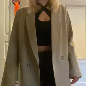 Beige kavaj - Säljer denna ursnygga kavaj/blazer ifrån H&m, inga deffekter perfekt till sommaren! Sjukt snygg och perfekt passform! Den är i storlek S! Nypris 400kr men säljer för 200kr! Skriv vid frågor eller funderingar, toppen som jag har på bilden går även att köpa☺️