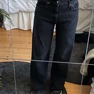 Sälja mina mörkgrå vida jeans, då jag inte använder dom länge! Sparsamt använda💓  jag är 163 cm och dom är avklippta nedtill🤍