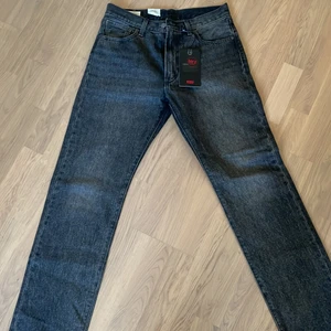 Levis 551z gråa - Storlek 30x34 helt nya med lapparna fortfarande kvar. Straight fit. Ny pris 1200