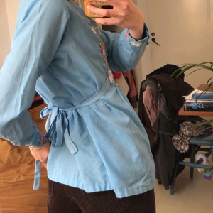 Knytblus - Jättegullig blus med band som du knyter där bak! Den är från beyond retro å står tyvärr ingen storlek, men passar lite vem som helst eftersom man knyter själv. Jag på bilden är en storlek XS/S ❣️