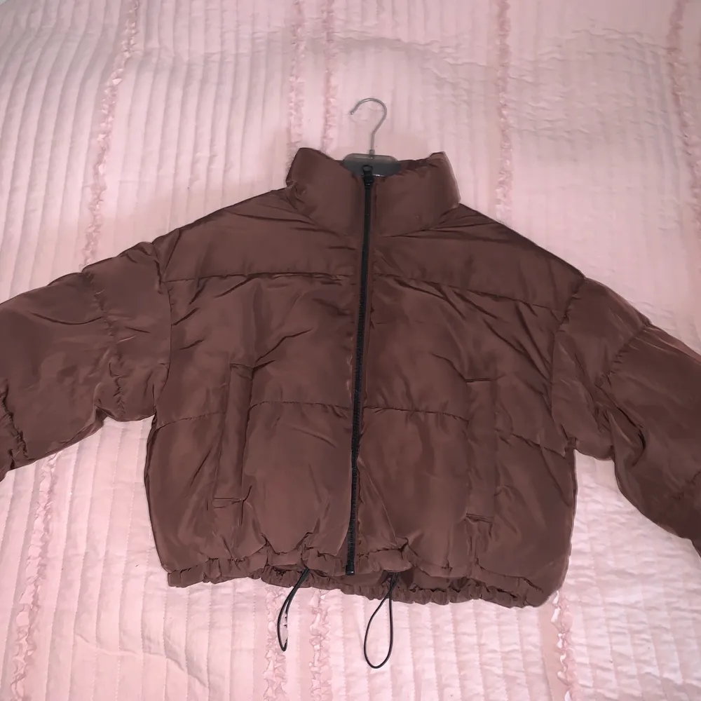 En brun kroppad jacka från H&M. Eftersom det börjar bli varmt och jag växt ur jackan tänkte jag sälja den. Tror att den fortfarande säljs på deras hemsida men den kostar ca 400 kr.. Jackor.