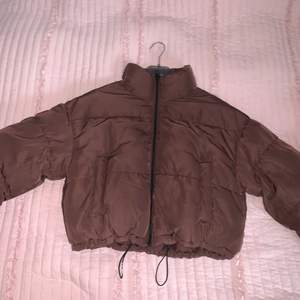 En brun kroppad jacka från H&M. Eftersom det börjar bli varmt och jag växt ur jackan tänkte jag sälja den. Tror att den fortfarande säljs på deras hemsida men den kostar ca 400 kr.