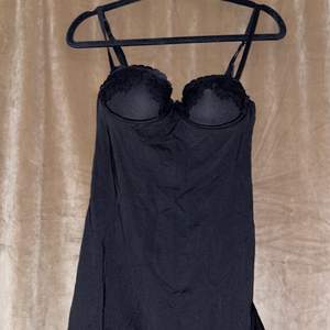 Såå fin svart klänning med kupa🖤 Som ny. Säljes pga. liten storlek. Klänningen är i storlek 36 men skulle säga att det är B-C kupa. Priset är inklusive frakt.