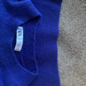 Fin stickad tröja! - tryck inte på köp nu!! säljer denna supergosiga tröja från zara för att den inte kommer till användning. Tröjan är i fint skick och använd ca 3ggr💞💞färgen syns bäst på bild nr 3! Frakten ingår inte i priset😊