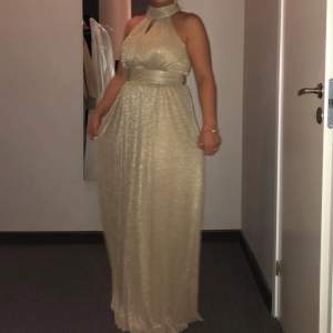 En jätte fin guldig balklänning, köpt på dressrom i Gbg. Det finns inga skador på klänningen. Använd bara en gång 