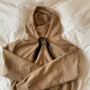 Zip up cropad hoodie  - En super fin tröja från bikbok som är cropad och har lite större snören vilket är en snygg detalj! Säljer pga hittar ej användning längre❤️ super fint skick 
