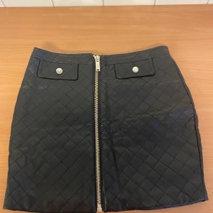 skinnkjol S  - Säljer en så fin kjol frän bikbok som storlek S, använda en gång som ny. 