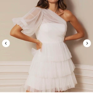 By Malina Vit Klänning - Nypris: 3999kr Endast använd vid min student förra året:) Funkar suveränt även för dig med större byst.