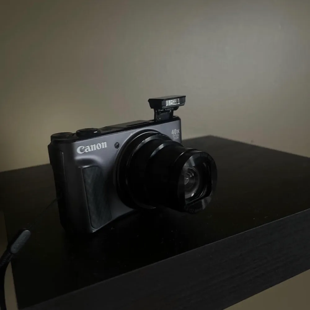 Canon SX730 HS kamera Jag säljer denna pågrund av att jag vill uppgradera till en ny kamera. Kameran funkar som den ska och det medföljer även laddar + en liten kamera ”väska”. Övrigt.