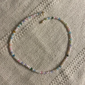 Pärlhalsband  - Pärlhalsband med olika pärlor super fin enkel perfekt till sommaren väll mått själv !! Frakt ligger på 15kr man får fraktbevis!!