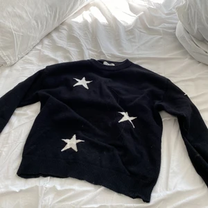 Stjärn tröja  - Svart och vit stjärn tröja❤️säljer för att den var beställd i fel storlek 