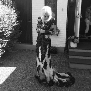 Balklänning - Säljer nu min balklänning som är helt unik, den finns bara i ett exemplar. Älskar klänningen, den är med många fina detaljer och super fin färg. Det har karaktär med sitt fina släp. Den är i fint skick, kan vara något slitage. Köpt för 5500kr. Storlek S, 36-38. Mått skickas på förfrågan. Den är insydd i midjan. Men passar en S. Får gärna testa om du bor i närheten. Har fler bilder om ni vill ha, bara att höra av sig! Du som köper den kommer bli så nöjd, älskar den!