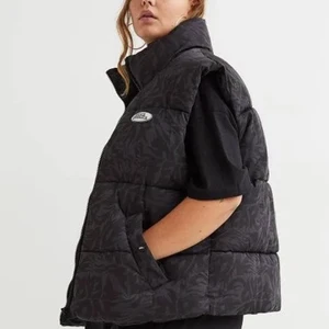 h&m väst  - fina väst från h&m ,använder aldrig köp det för 1 månad sen, nya pris 200kr ,min pris 50kr+frakt,skriv om du intresserad ❤️‍🩹