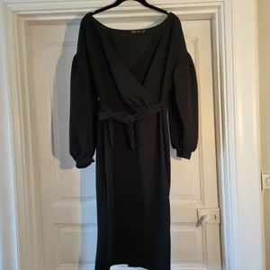 Midi dress - Klänning från NLYONE, använd 2 gånger. Storlek M