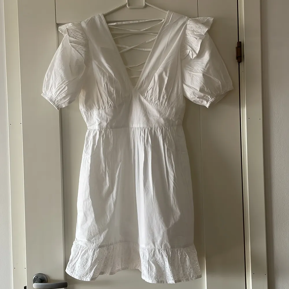 Jättefin vit klänning som passar till mycket! Aldrig använd och prislappen sitter kvar (glömde returnera i tid). Köpt på ASOS märket Violet Romance för 400 kr. Säljer för 200. Storlek 36.. Klänningar.