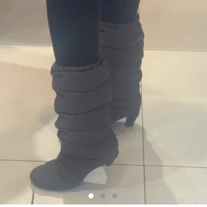 Svarta Bubble boots - Obs! Första bilden är på andra skor i samma modell fast i brunt för o  visa hur de sitter på mig som är 1,75💕    Köpts på second hand och i använda men bra skick! Strl 39 men lite tajtare i strl💕 möts i Sthlm eller instabox frakt på 69kr!