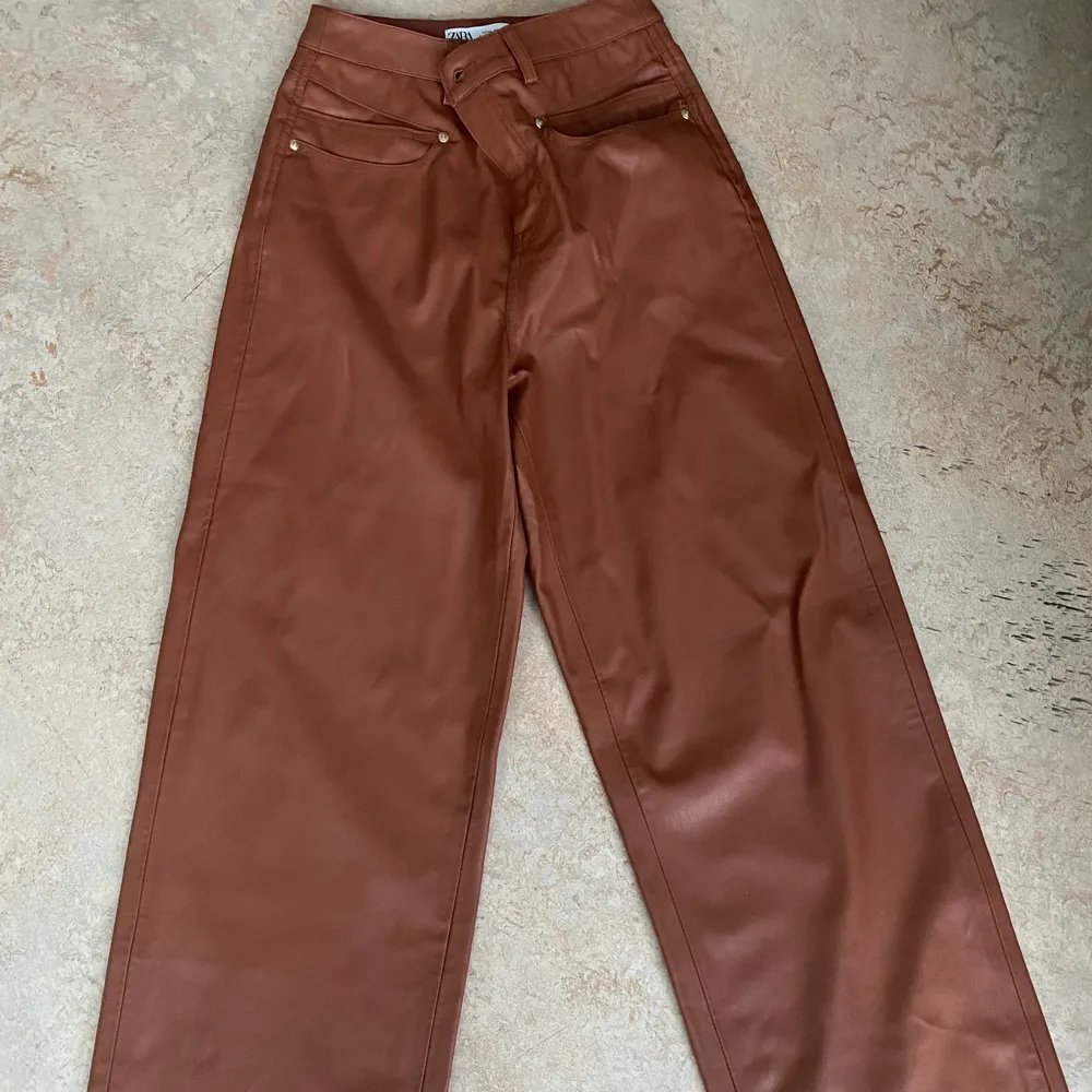Brown leather wide leg pants from zara in size 34 worn only once . Jeans & Byxor.