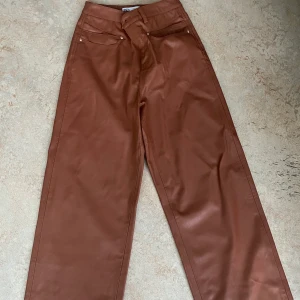Zara leather pants  - Brown leather wide leg pants from zara in size 34 worn only once 