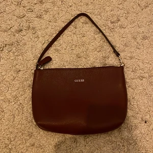 Guess - En super snygg äkta guess väska! Säljer den pågrund av ingen användning. Den är alldrig använd vilket motsvarar väldigt bra skick! Säljer för 200kr + 66kr frakt. Priset kan sänkas ❤️