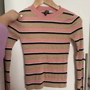 Hm långarmad tröja 💗💗 - Super gullig hm tröja, använd nåra få gånger och inga skador !!💗💗 säljer pågrund av att jag har två likadana fast en är mörkare 💗 köparen står för frakt (45kr) 💗 hör gärna av dig om du är intresserad!!💗💗💗