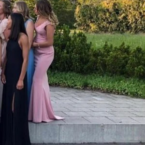 Balklänning st 36/34  - Säljer min balklänning som jag endast använt 1 gång i st 36. Köpt för 899kr och säljer för 500 + frakt, priset går att diskuteras vid snabbt köp. 😇😊