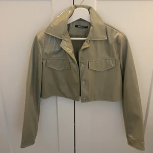 Croppad jacka  - Superfin (grön) croppad jacka från ginatricot, prislapp kvar!!