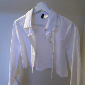 Supergullig vit croppad skjorta, aldrig använd💕 Skriv för fler bilder, köparen står för frakten💗💗💗