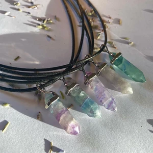 Fluorite halsband - Halsband med läderrem och hänge av regnbågsflourit🤍