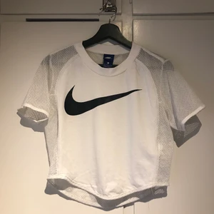 Nike tröja med nät storlek S - En Nike tröja vit, med nät i storlek S