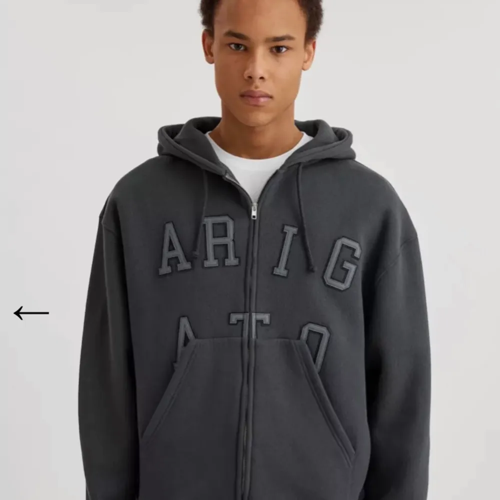 Säljer denna hoodie från Axel arigato i storlek M då den inte passar mig, den är liten i storleken. Den är köpt här på Plick men i bra skick. . Hoodies.