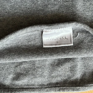 Kjol set - Använder inte, den är från monki och ett fint grått set :) 