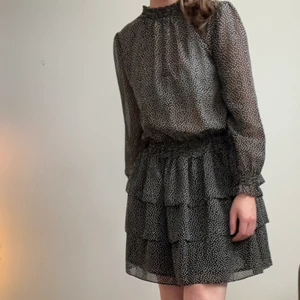 Klänning med volang - Super gullig klänning med volanger. Nästan aldrig använd. Storlek S. Skriv för fler bilder eller vid funderingar! Kunden står för frakt