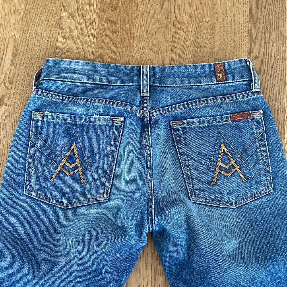 Ett par jättesnygga jeans från märket 7 of all mankind! använt en gång, säljer pga för tajta vid höften. om ni vill ha bild hur de ser ut på, skicka privat💕 . Jeans & Byxor.