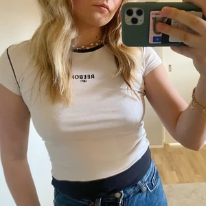 Reebok t-shirt - Säljer min super coola Reebok t-shirt💓🐛🍋