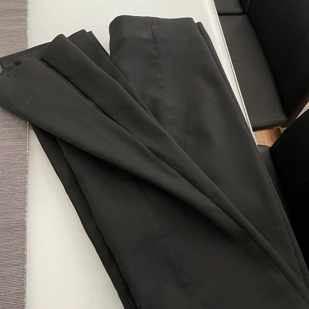 Svarta kostymbyxor med slits på sidan. Hårt men samtidigt formbart material som formar kroppen fint. Använd endast en gång och säljer då de är för långa för mig. Skriv  för fler bilder💗. Jeans & Byxor.