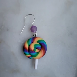 Örhängen klubba - Roligt örhänge med ädelsten av frostad Jade