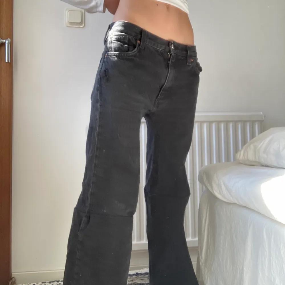 Monki jeans som är lågmidjade/midwaist. Helt okej skick, fler bilder privat, de har Dyer i mitten som man kan se på bilden. Jeans & Byxor.