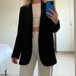 Svart blazer - Från Cubus för några år sen. Har bara använt några gånger. Bra skick. Säljer den då den inte kommer till användning. Skriv till min vid funderingar eller intressen.