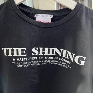 Zara T-shirt - En svart t-shirt från Zara med tryck! Superfin och sparsamt använd, kom privat vid frågor och jag kan samfrakta vid köp av fler varor! Passar mellan xs-m, skickar med antingen s påse eller spårbar (66kr)! Nypris 199kr